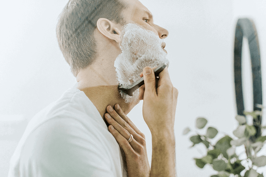 Man shaving using a reusable razor 
