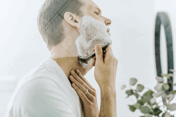 Man shaving using a reusable razor 